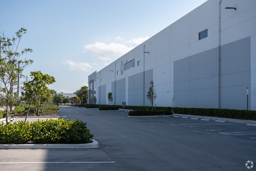 1700 Eller Dr, Fort Lauderdale, FL à louer - Photo de l’immeuble – Image 3 sur 7