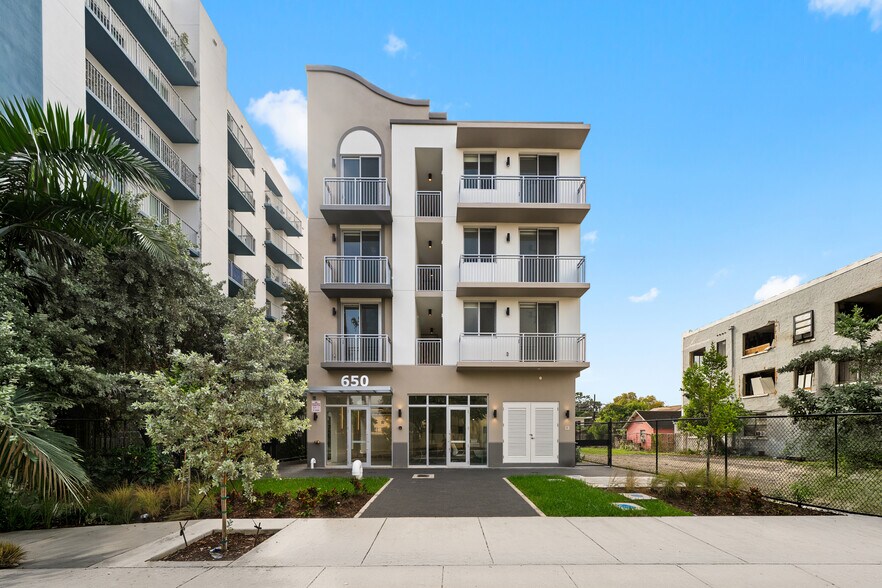 650 SW 1st St, Miami, FL à vendre - Photo de l’immeuble – Image 1 sur 52