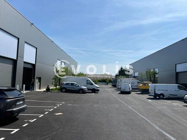 Local d'activités dans Saint-Genis-Laval à vendre - Photo de l’immeuble – Image 3 sur 6