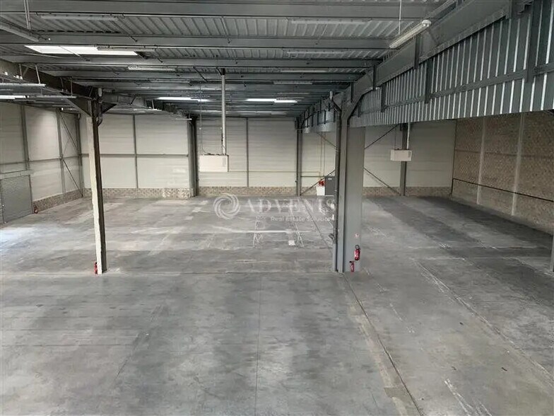 Industriel/Logistique dans Trappes à louer - Photo de l’immeuble – Image 1 sur 3
