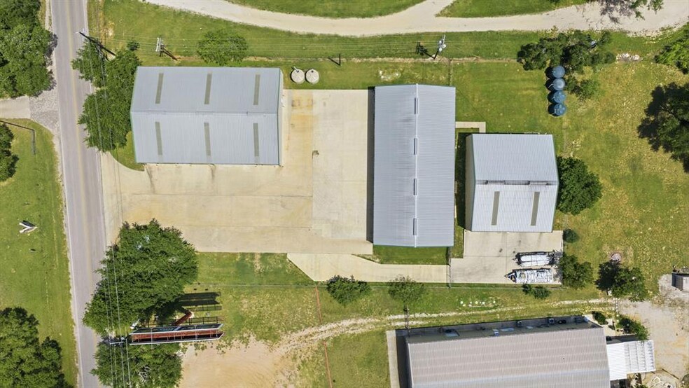 Portfolio of 3 Industrial Flex Buildings portefeuille de 3 biens à vendre sur LoopNet.fr - Photo de l’immeuble – Image 2 sur 37