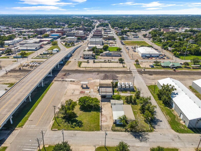 701 E Henderson St, Cleburne, TX à vendre - Photo de l’immeuble – Image 3 sur 14