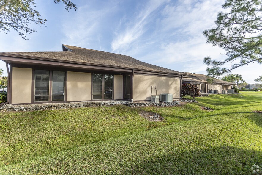 12734 Kenwood Ln, Fort Myers, FL à louer - Photo de l’immeuble – Image 2 sur 67