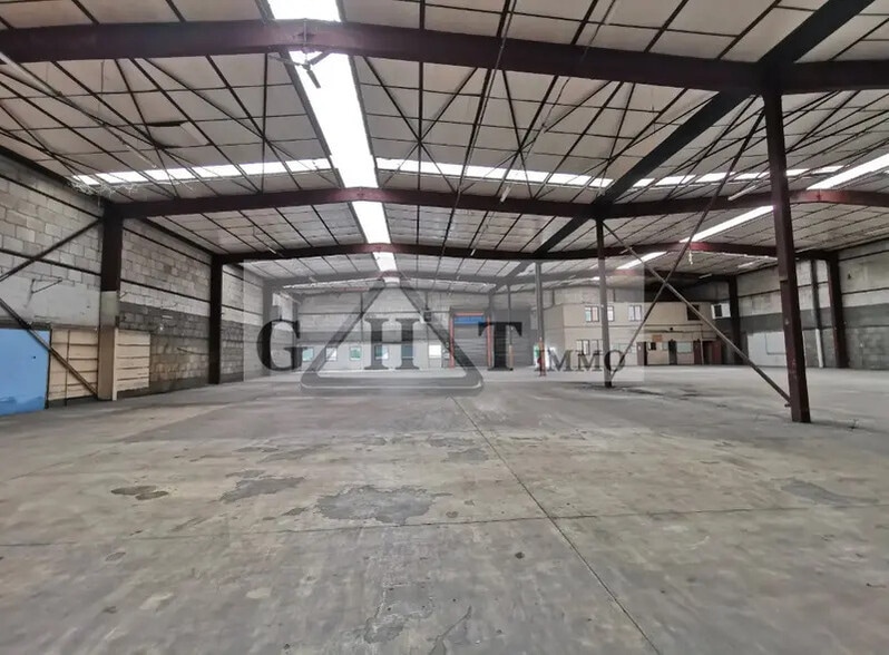 Industriel/Logistique dans Plaisir à vendre - Photo intérieure – Image 1 sur 5