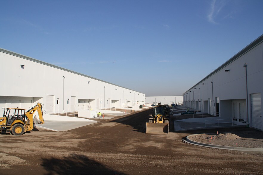 7355 Commercial Way, Henderson, NV à louer - Photo de l’immeuble – Image 3 sur 17
