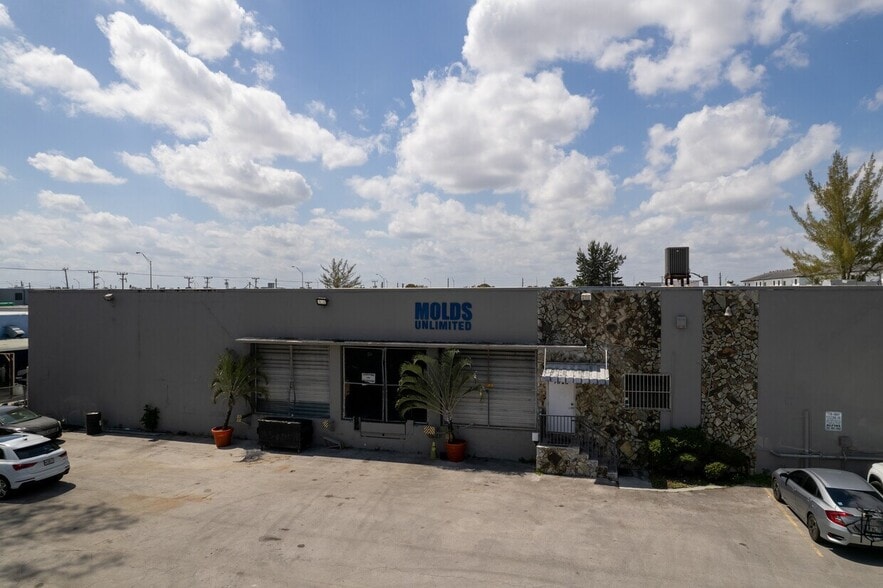7620 W 2nd Ct, Hialeah, FL à vendre - Photo de l’immeuble – Image 2 sur 9