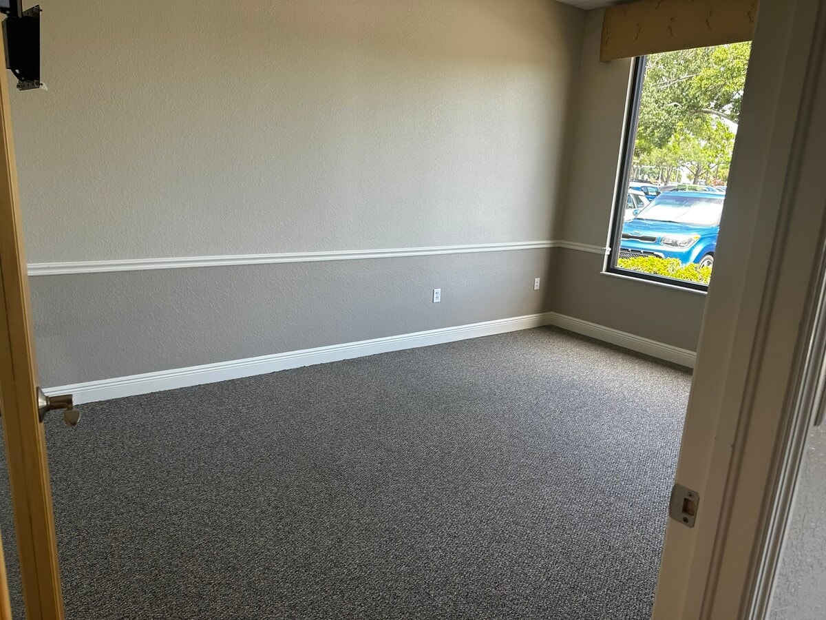 13191 Starkey Rd, Largo, FL 33773 - Lot 9 -  - Photo intérieure - Image 1 of 12