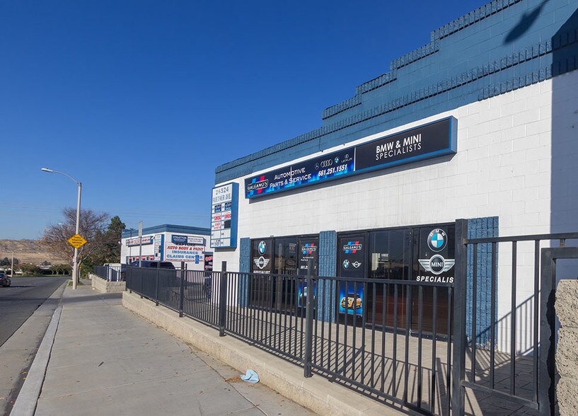 26524 Ruether Ave, Santa Clarita, CA à louer - Photo de l’immeuble – Image 3 sur 12