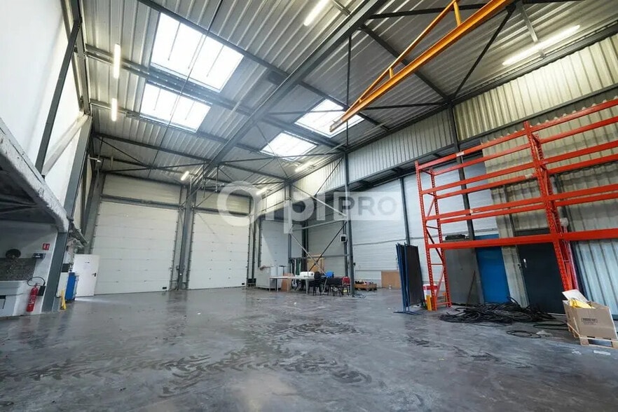 300 Impasse Des Quatre Mollards, Janneyrias à louer - Photo de l’immeuble – Image 1 sur 10