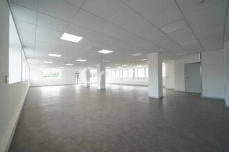 Local d’activités dans Saint-Priest à louer Photo de l’immeuble– Image 2 sur 4