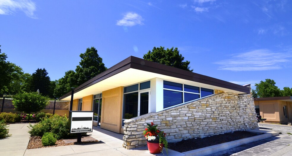 S22W22660 Broadway, Waukesha, WI à louer - Photo de l’immeuble – Image 1 sur 14