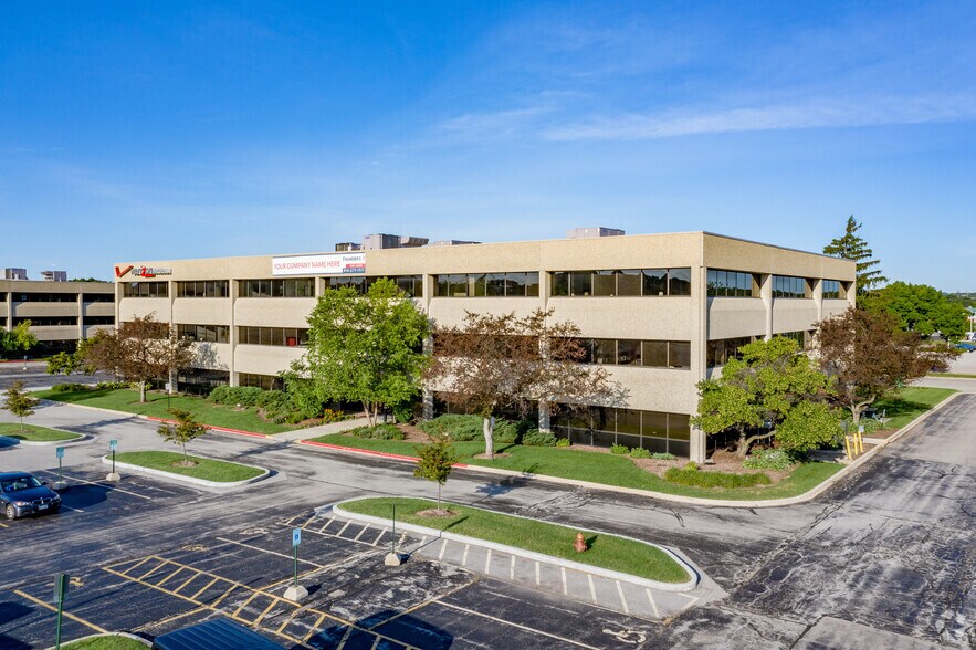 2514 S 102nd St, West Allis, WI à louer - Photo de l’immeuble – Image 1 sur 12