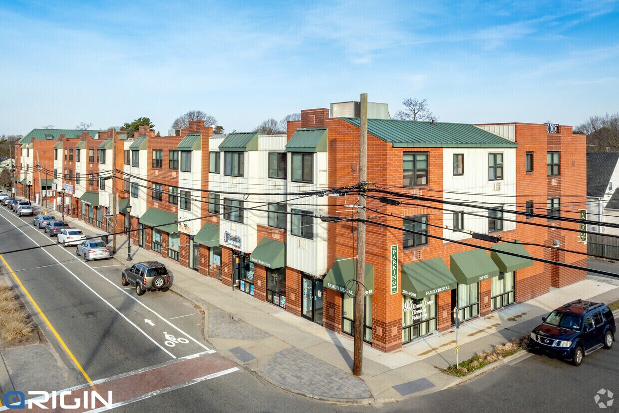 701 Prospect Ave, Westbury, NY à louer Photo principale– Image 1 sur 9