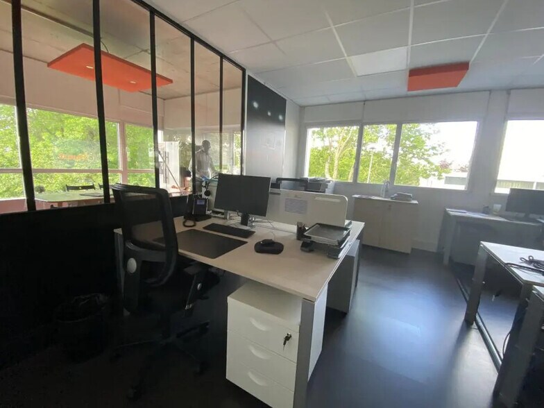 Bureau dans Saint-Grégoire à louer - Photo de l’immeuble – Image 2 sur 10