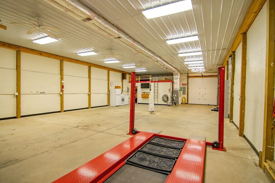 1260 Dixons Run Rd, Triadelphia, WV à vendre - Photo de l’immeuble – Image 3 sur 20
