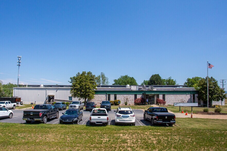 1401 Hopeman Pkwy, Waynesboro, VA à louer - Photo de l’immeuble – Image 2 sur 26