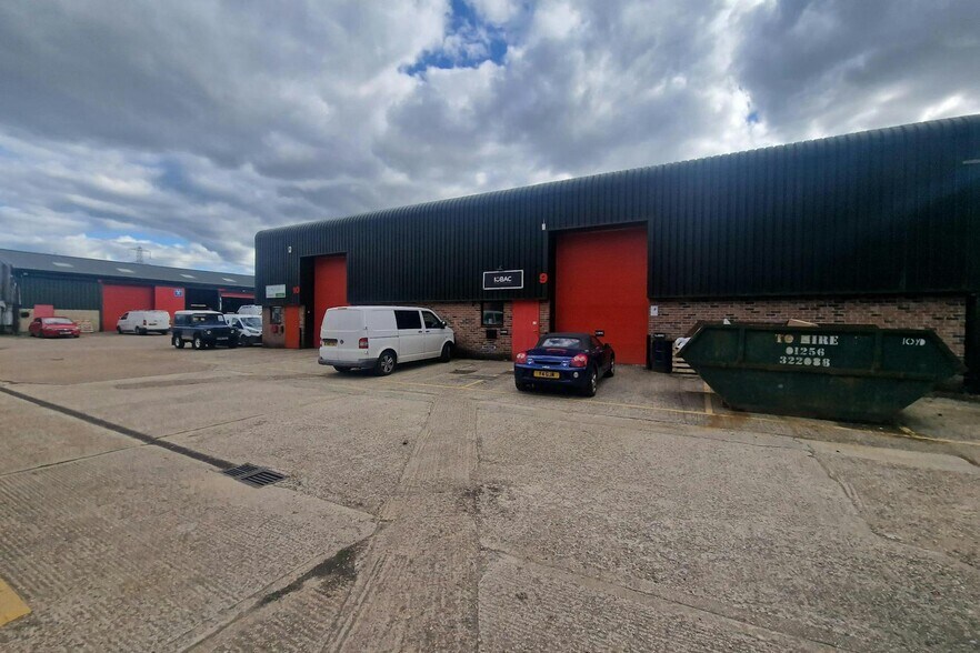 10-10 Bramley Rd, Tadley à louer - Photo de l’immeuble – Image 2 sur 5