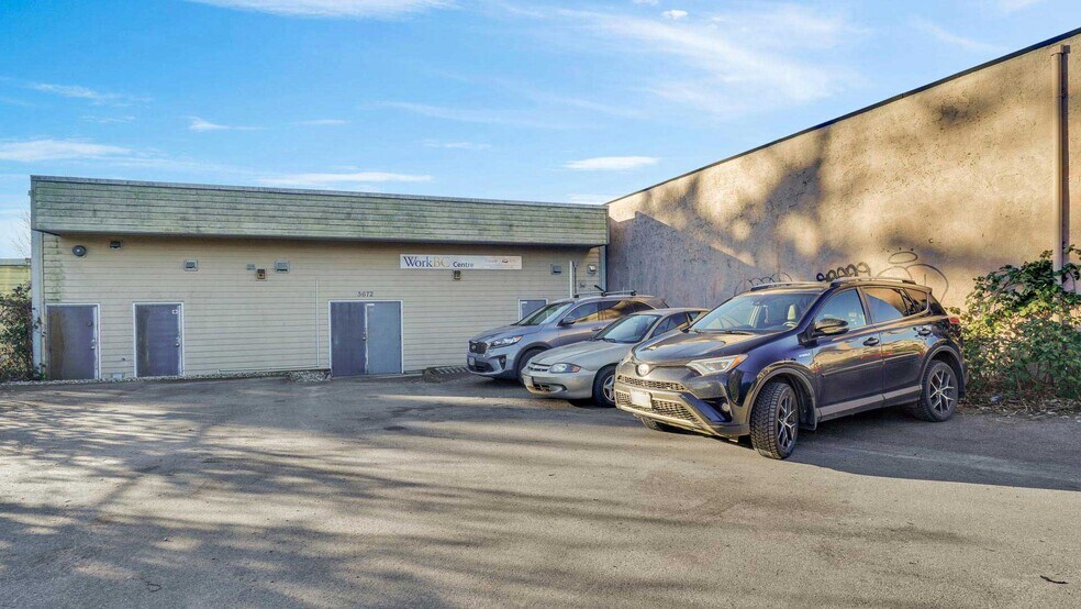 5672 Cowrie St, Sechelt, BC à louer - Photo de l’immeuble – Image 3 sur 24