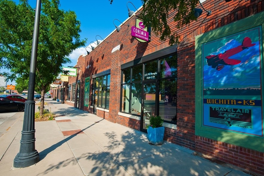 535 W Douglas Ave, Wichita, KS à louer - Photo de l’immeuble – Image 1 sur 9
