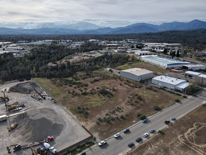 4933 Mountain Lakes Boulevard, Redding, CA à louer - Photo principale – Image 1 sur 2
