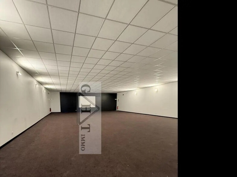 Local commercial dans Saint-Denis à vendre - Photo de l’immeuble – Image 1 sur 7