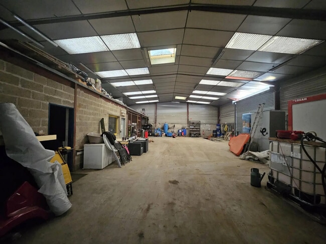 Plus de détails pour Local d’activités à vendre