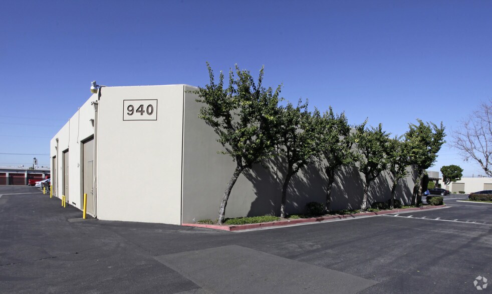 940 E Orangethorpe Ave, Anaheim, CA à louer - Photo de l’immeuble – Image 3 sur 5