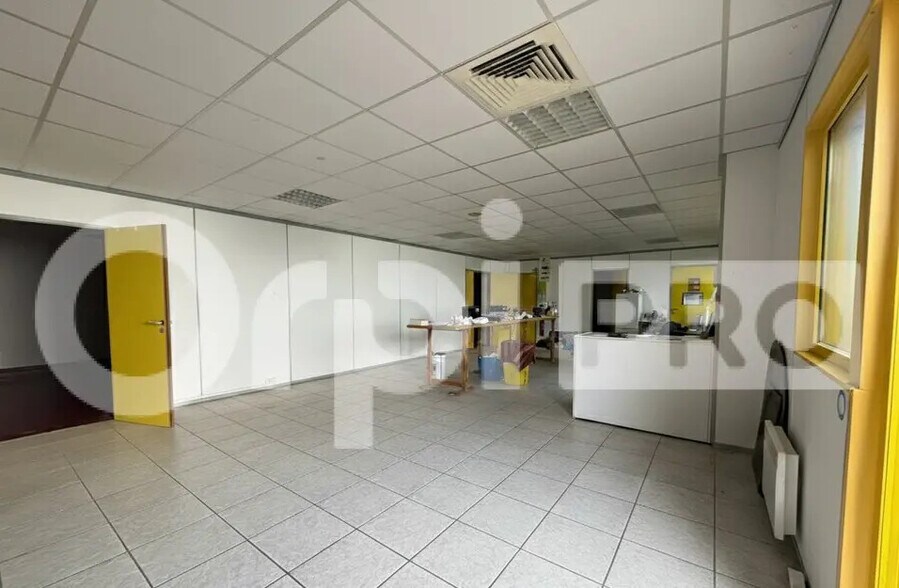 Local d’activités dans Santeny à louer - Photo intérieure – Image 3 sur 7