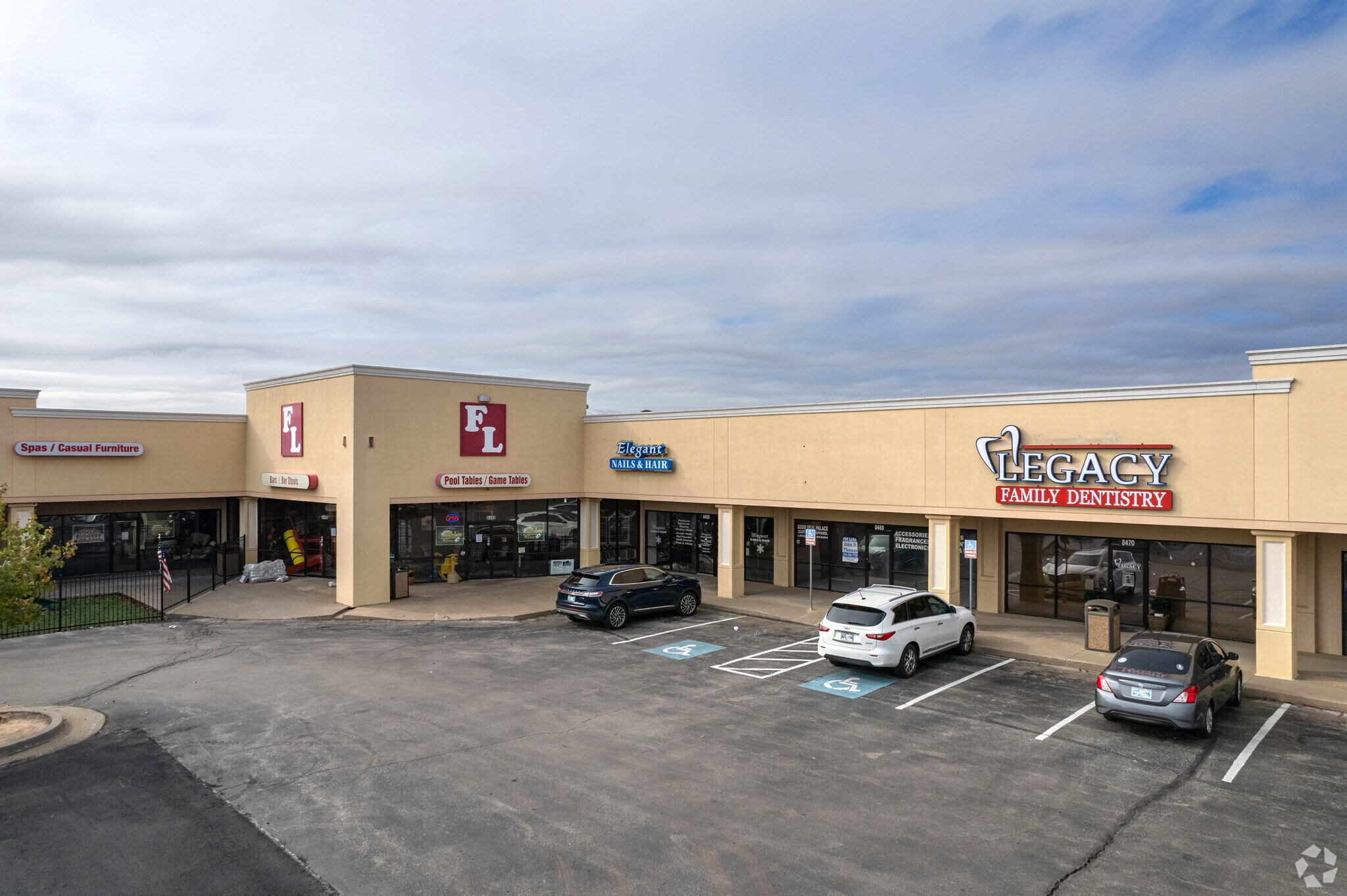 8320-8402 NW Expressway St, Oklahoma City, OK à louer Photo de l’immeuble– Image 1 sur 11