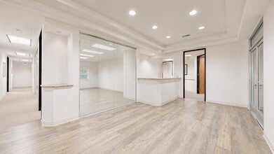 10537 Santa Monica Blvd, Los Angeles, CA à louer Photo intérieure– Image 2 sur 4