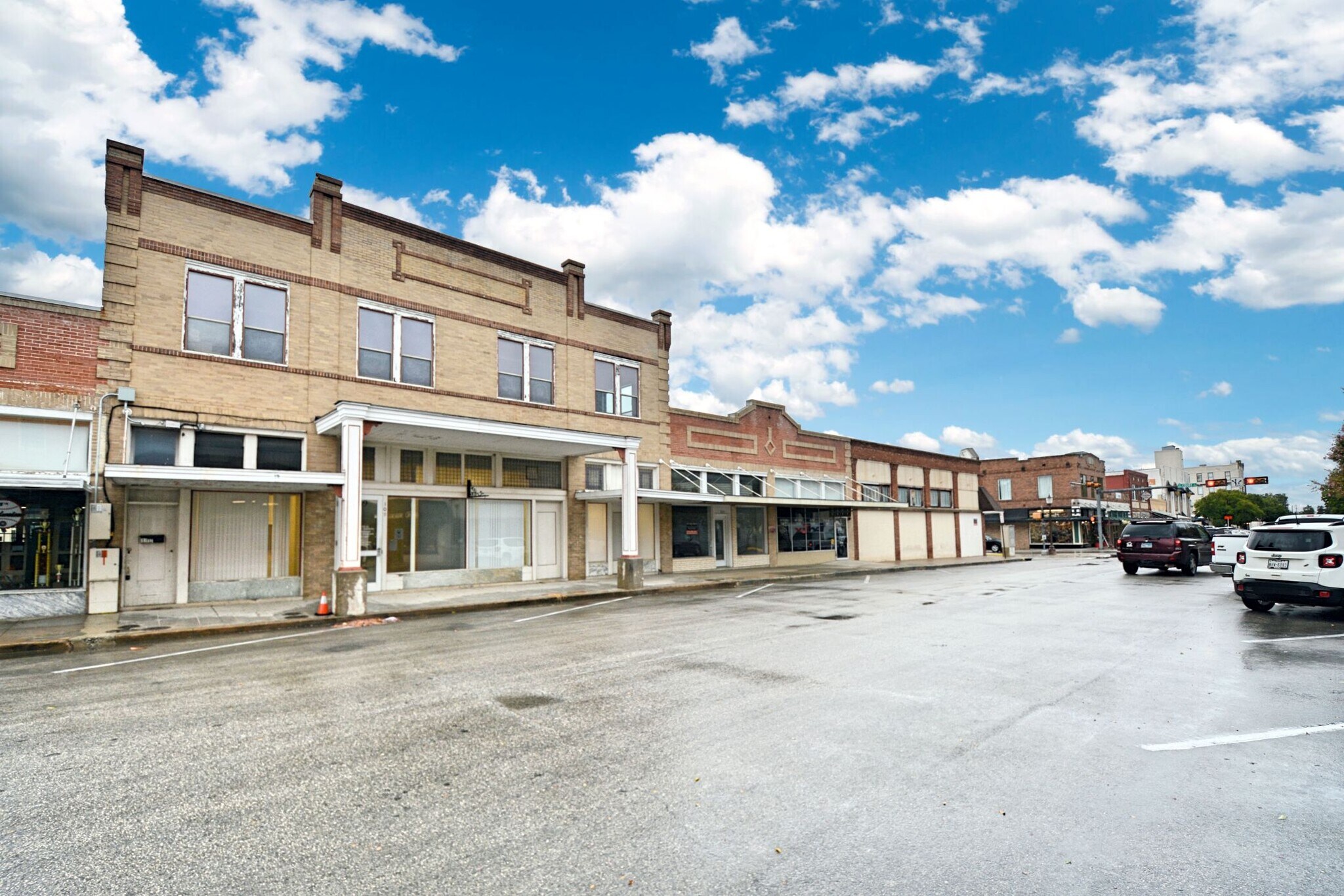 109-111 N River St, Seguin, TX à louer Photo de l’immeuble– Image 1 sur 44