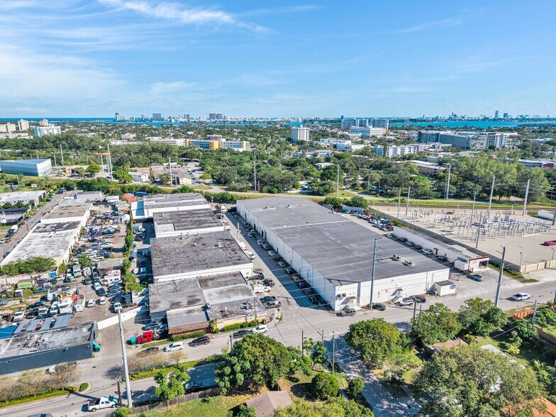 12955 NE 14th Ave, North Miami, FL à vendre - Photo de l’immeuble – Image 3 sur 33