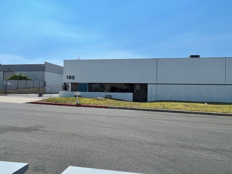 182 Business Center Dr, Corona, CA à louer - Photo de l’immeuble – Image 2 sur 10
