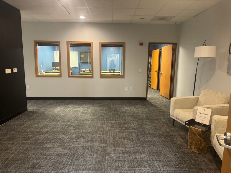 8517 Excelsior Dr, Madison, WI à louer - Photo de l’immeuble – Image 3 sur 9