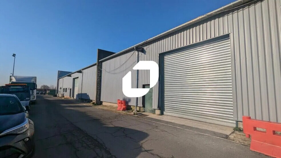 Local d’activités dans Servon à louer - Photo de l’immeuble – Image 1 sur 6