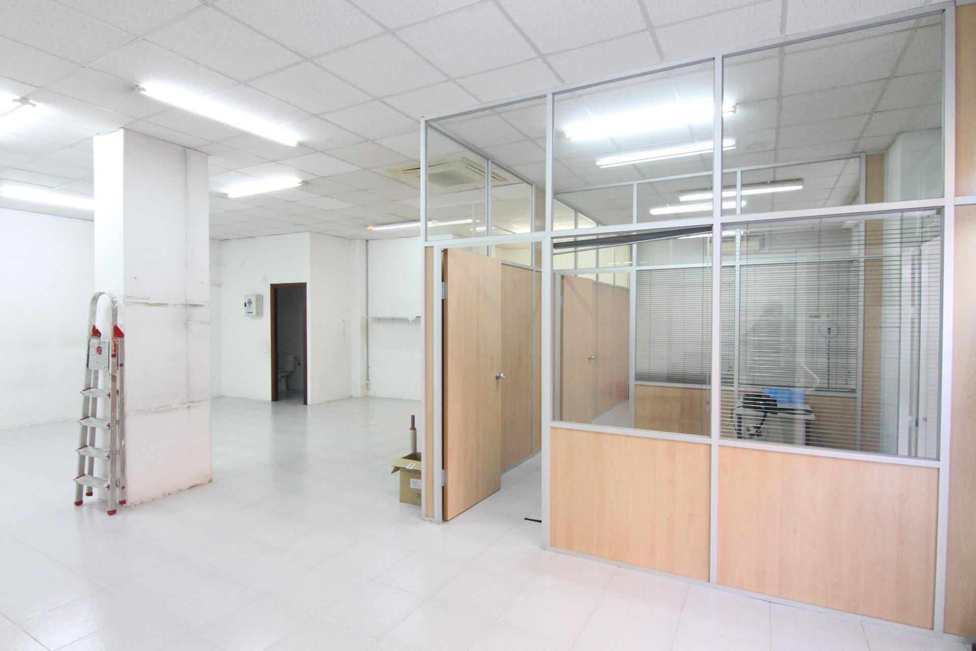 Local commercial dans Olesa de Montserrat, Barcelona à louer Plan d’étage– Image 1 sur 2