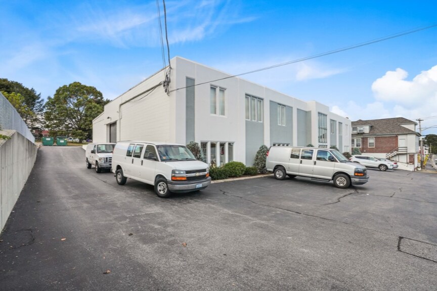 1305 Mineral Spring Ave, North Providence, RI à vendre - Photo de l’immeuble – Image 3 sur 14