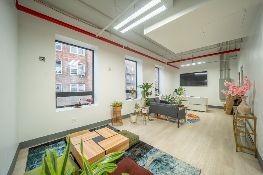 74-09 37th Ave, Jackson Heights, NY à louer - Photo de l’immeuble – Image 3 sur 24