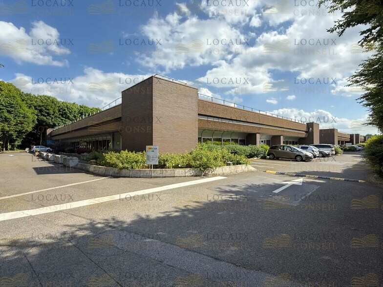 Local d’activités dans Trappes à louer - Photo de l’immeuble – Image 2 sur 9