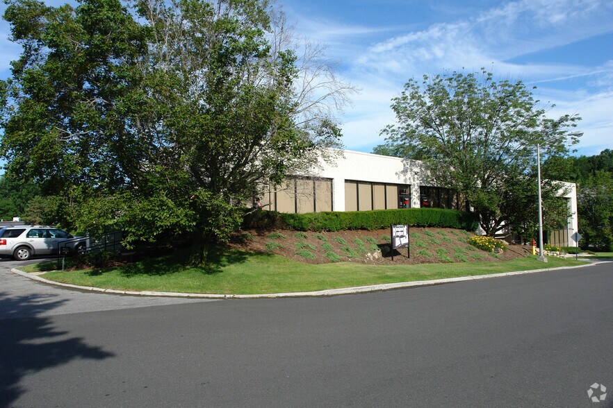 7 Westchester Plz, Elmsford, NY à louer - Photo de l’immeuble – Image 2 sur 2