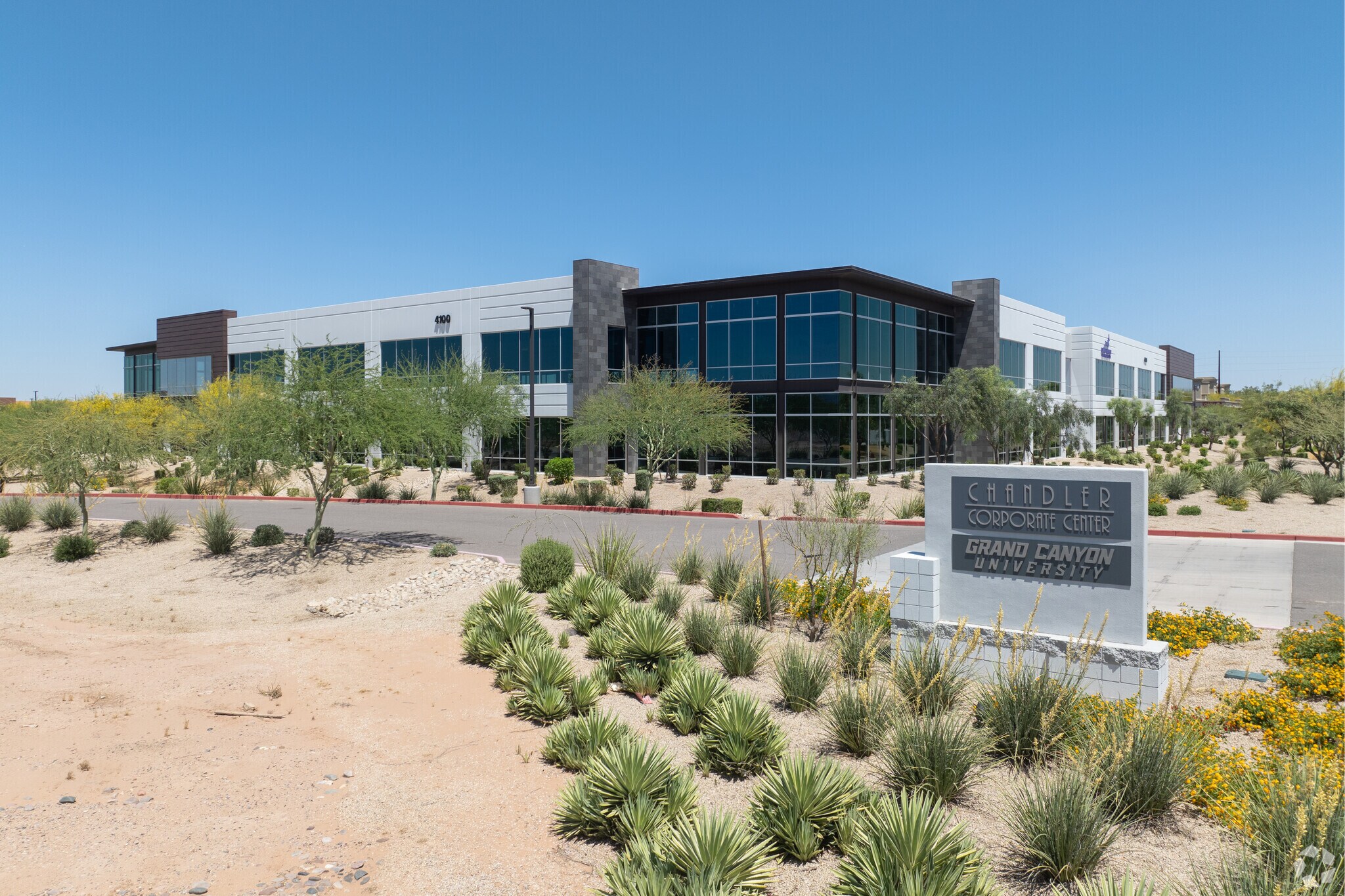 4100 W Chandler Blvd, Chandler, AZ à louer Photo principale– Image 1 sur 16