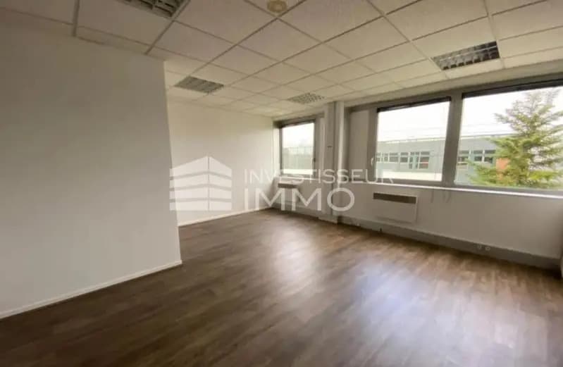 Bureau dans Mitry-Mory à louer - Photo de l’immeuble – Image 1 sur 4