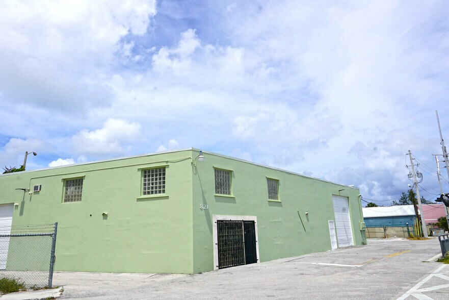 821 27th St, West Palm Beach, FL à louer - Photo de l’immeuble – Image 1 sur 5