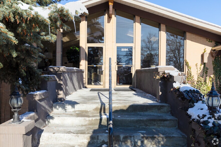 2091 E Murray Holladay Rd, Holladay, UT à louer - Photo de l’immeuble – Image 3 sur 4