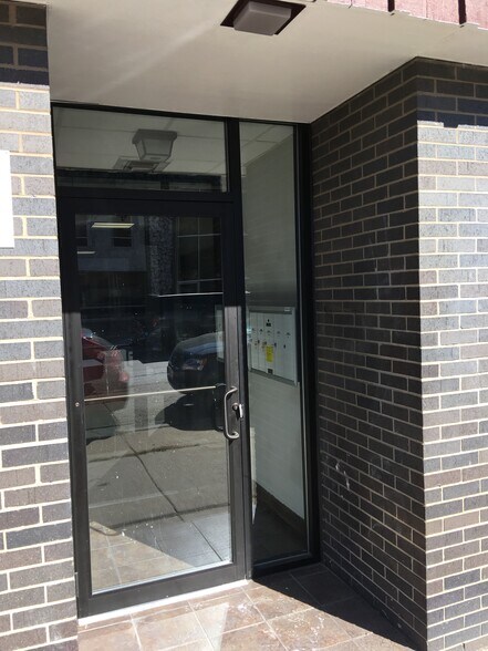 5642 W Diversey Ave, Chicago, IL à louer - Hall d’entrée – Image 2 sur 12