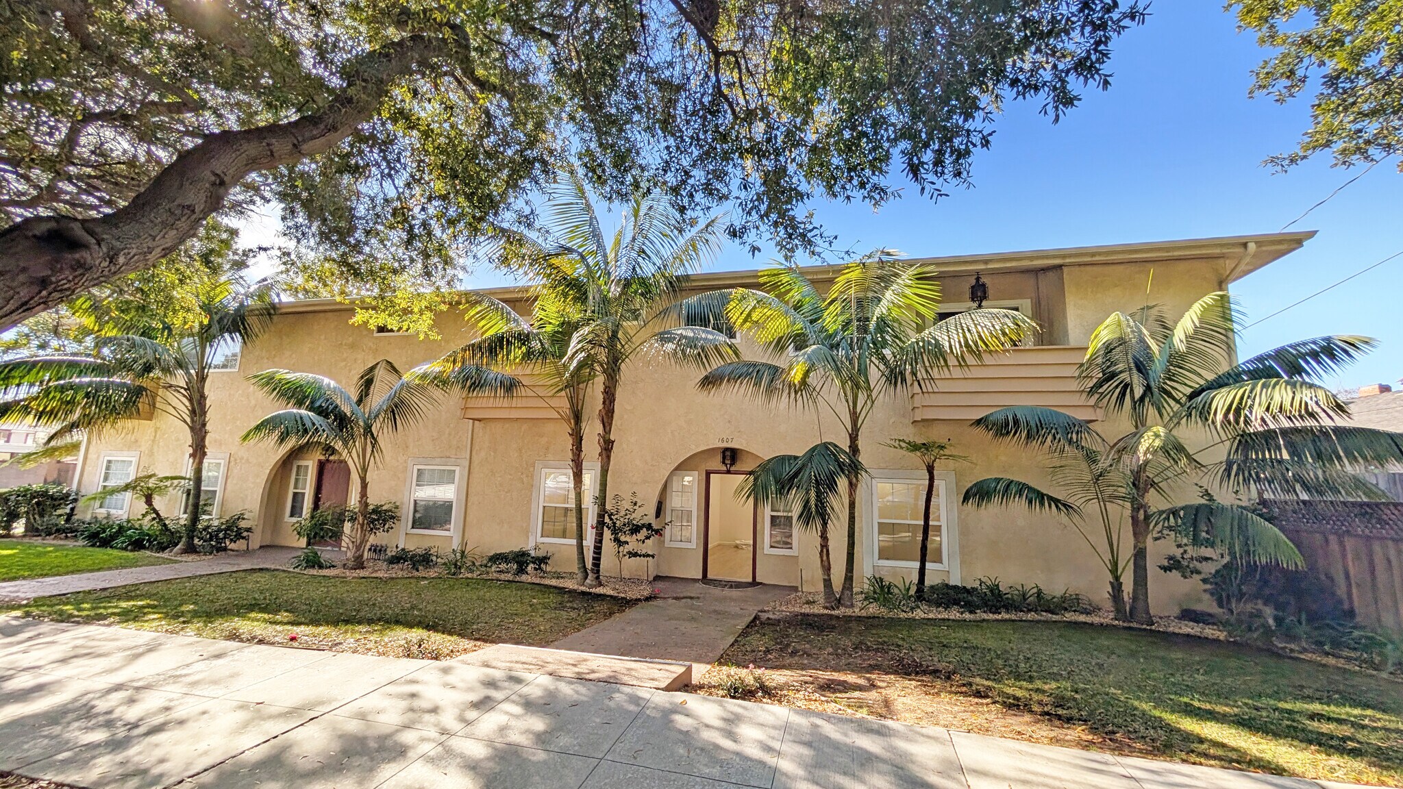 100-104 W Arrellaga St, Santa Barbara, CA à louer Photo principale– Image 1 sur 10