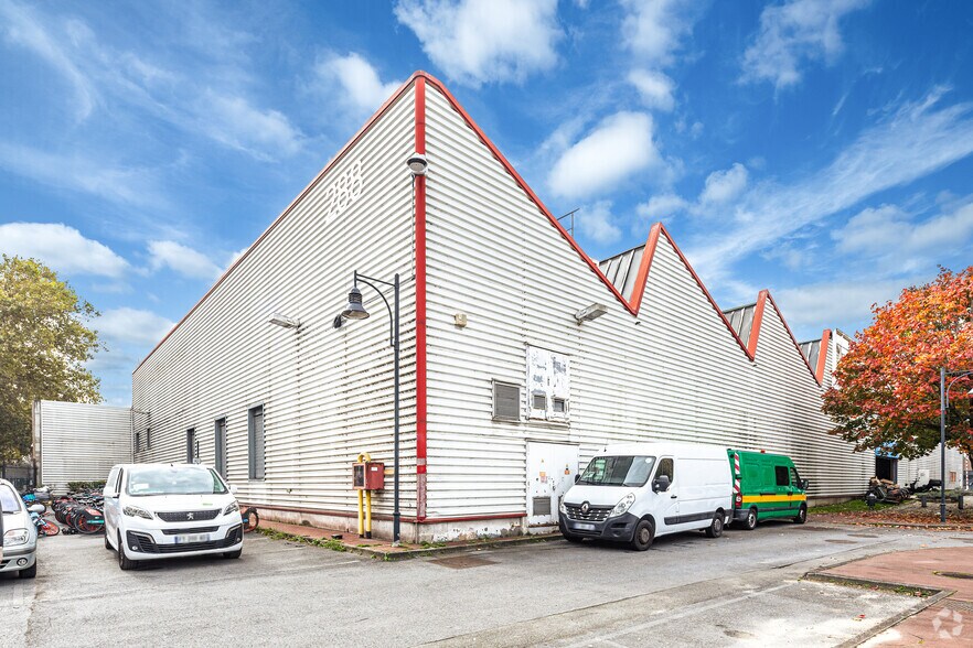 Local d’activités dans Aubervilliers à louer - Photo de l’immeuble – Image 2 sur 3