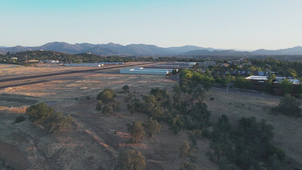 2440 Airpark Dr, Redding, CA à vendre - Vidéo sur l’annonce professionnelle – Image 2 sur 13