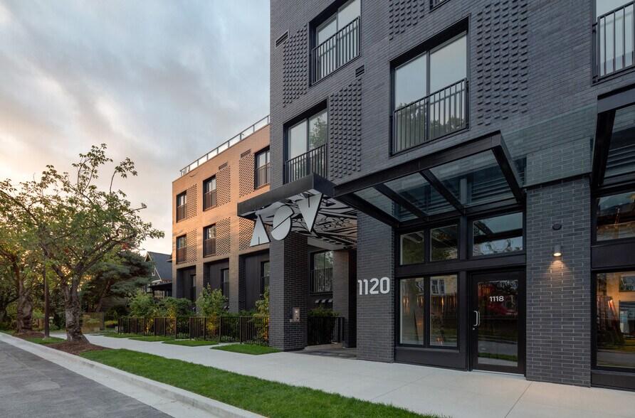 730-742 Glen Dr, Vancouver, BC à vendre - Photo de l’immeuble – Image 2 sur 9
