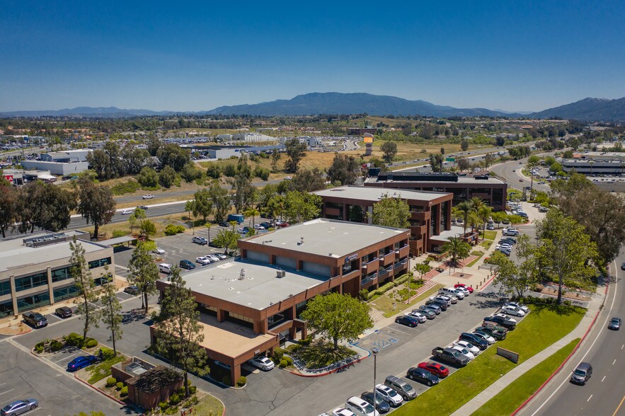 27710 Jefferson Ave, Temecula, CA à louer - Photo de l’immeuble – Image 1 sur 3